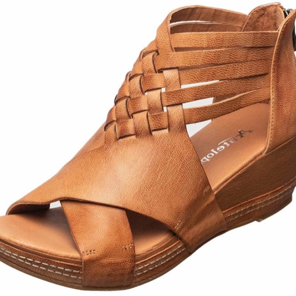 New in box Antelope Tavi wedges sandals